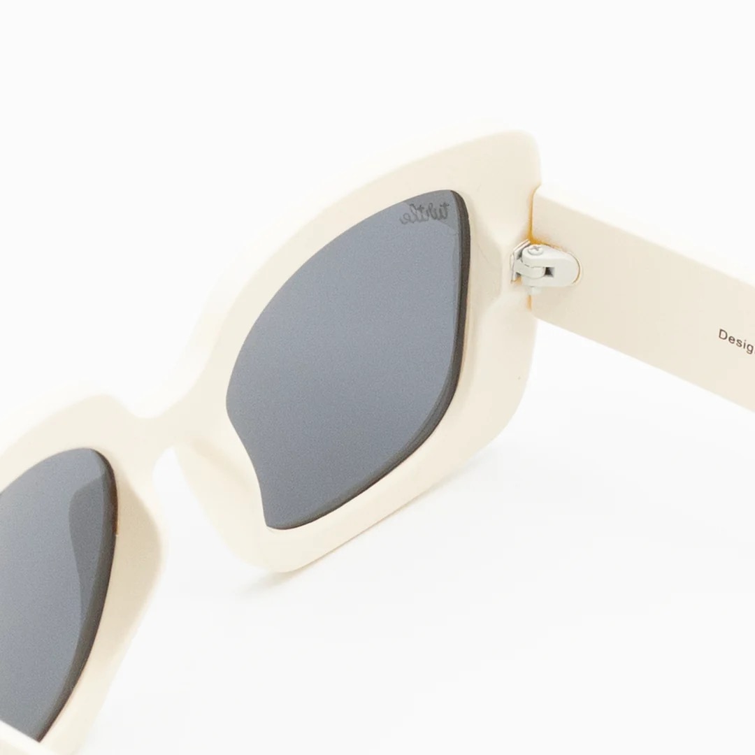 imagen-157 <strong>Gafas de Sol Rectangulares Off-White – Estilo Retro y Máxima Protección</strong> Añade un toque sofisticado y retro a tus looks con estas gafas de sol de montura gruesa en tono blanco roto/off-white. Diseñadas para destacar, combinan una estética vanguardista de inspiración noventera con la máxima calidad óptica. Cuentan con lentes polarizadas con protección <strong>UV400</strong> y <strong>Filtro de Categoría 3</strong>, ideales para proteger tus ojos del sol brillante con total comodidad y estilo. Alabama Shop