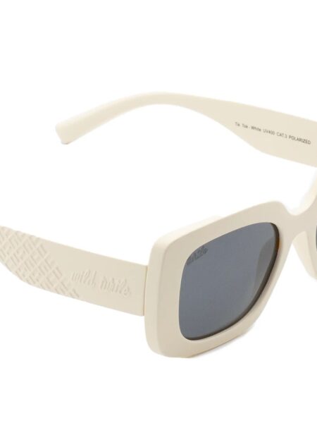 GAFAS DE SOL TIKTOK WHITE 5 <strong>Gafas de Sol Rectangulares Off-White – Estilo Retro y Máxima Protección</strong> Añade un toque sofisticado y retro a tus looks con estas gafas de sol de montura gruesa en tono blanco roto/off-white. Diseñadas para destacar, combinan una estética vanguardista de inspiración noventera con la máxima calidad óptica. Cuentan con lentes polarizadas con protección <strong>UV400</strong> y <strong>Filtro de Categoría 3</strong>, ideales para proteger tus ojos del sol brillante con total comodidad y estilo. Alabama Shop
