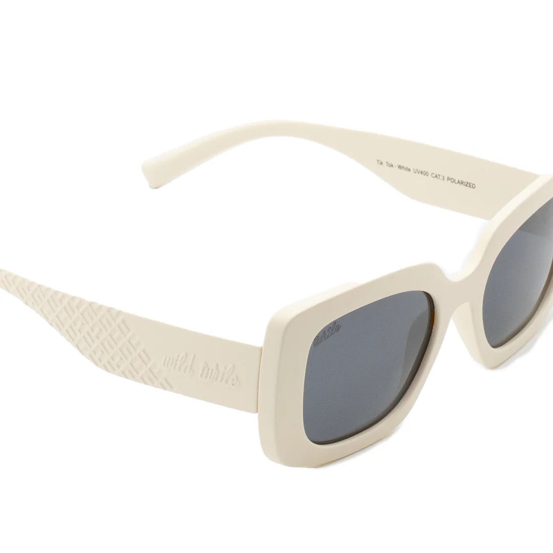 imagen-158 <strong>Gafas de Sol Rectangulares Off-White – Estilo Retro y Máxima Protección</strong> Añade un toque sofisticado y retro a tus looks con estas gafas de sol de montura gruesa en tono blanco roto/off-white. Diseñadas para destacar, combinan una estética vanguardista de inspiración noventera con la máxima calidad óptica. Cuentan con lentes polarizadas con protección <strong>UV400</strong> y <strong>Filtro de Categoría 3</strong>, ideales para proteger tus ojos del sol brillante con total comodidad y estilo. Alabama Shop