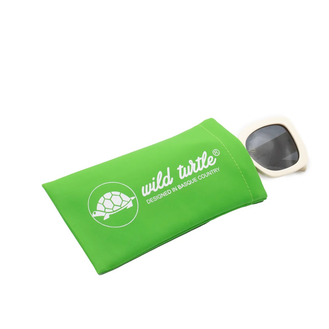 imagen-159 <strong>Gafas de Sol Rectangulares Off-White – Estilo Retro y Máxima Protección</strong> Añade un toque sofisticado y retro a tus looks con estas gafas de sol de montura gruesa en tono blanco roto/off-white. Diseñadas para destacar, combinan una estética vanguardista de inspiración noventera con la máxima calidad óptica. Cuentan con lentes polarizadas con protección <strong>UV400</strong> y <strong>Filtro de Categoría 3</strong>, ideales para proteger tus ojos del sol brillante con total comodidad y estilo. Alabama Shop
