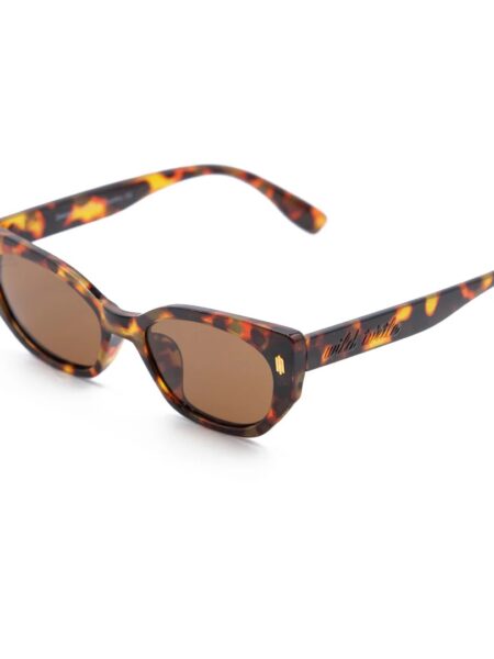 GAFAS DE SOL FLY ROSEE 4 <strong>Esencia retro, carácter moderno y protección total.</strong> El modelo <strong>Fly Rosee</strong> destaca por su carismática silueta geométrica de estilo cat-eye y un atemporal estampado carey en tonos marrones y miel. Equipadas con <strong>lentes polarizadas, protección UV400 y categoría 3</strong>, estas gafas combinan unos cristales marrones de alta nitidez con sutiles detalles dorados en el frontal. El accesorio perfecto para aportar fuerza, personalidad y un aire vintage irresistible a cualquier look diario mientras cuidas al máximo tu mirada. Alabama Shop