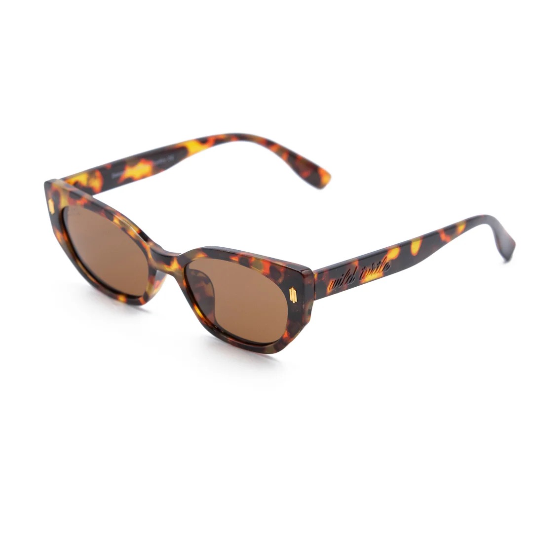 imagen-202 <strong>Esencia retro, carácter moderno y protección total.</strong> El modelo <strong>Fly Rosee</strong> destaca por su carismática silueta geométrica de estilo cat-eye y un atemporal estampado carey en tonos marrones y miel. Equipadas con <strong>lentes polarizadas, protección UV400 y categoría 3</strong>, estas gafas combinan unos cristales marrones de alta nitidez con sutiles detalles dorados en el frontal. El accesorio perfecto para aportar fuerza, personalidad y un aire vintage irresistible a cualquier look diario mientras cuidas al máximo tu mirada. Alabama Shop