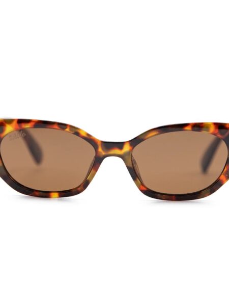 GAFAS DE SOL FLY ROSEE 5 <strong>Esencia retro, carácter moderno y protección total.</strong> El modelo <strong>Fly Rosee</strong> destaca por su carismática silueta geométrica de estilo cat-eye y un atemporal estampado carey en tonos marrones y miel. Equipadas con <strong>lentes polarizadas, protección UV400 y categoría 3</strong>, estas gafas combinan unos cristales marrones de alta nitidez con sutiles detalles dorados en el frontal. El accesorio perfecto para aportar fuerza, personalidad y un aire vintage irresistible a cualquier look diario mientras cuidas al máximo tu mirada. Alabama Shop
