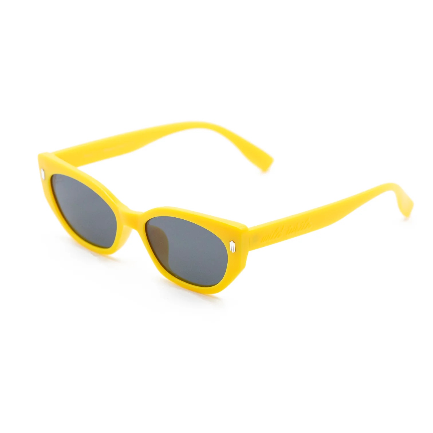 imagen-208 <strong>Un soplo de energía retro, audacia y protección absoluta.</strong> Estas gafas de sol destacan por su silueta geométrica de estilo cat-eye afilado en un vibrante y magnético color amarillo de acabado mate. Equipadas con <strong>lentes polarizadas, protección UV400 y categoría 3</strong>, combinan sus lentes oscuras de alta nitidez con sutiles detalles plateados en el frontal. El accesorio perfecto para romper con la monotonía, iluminar el rostro y añadir un toque retro-chic lleno de frescura a cualquier look mientras cuidas tu salud visual. Alabama Shop