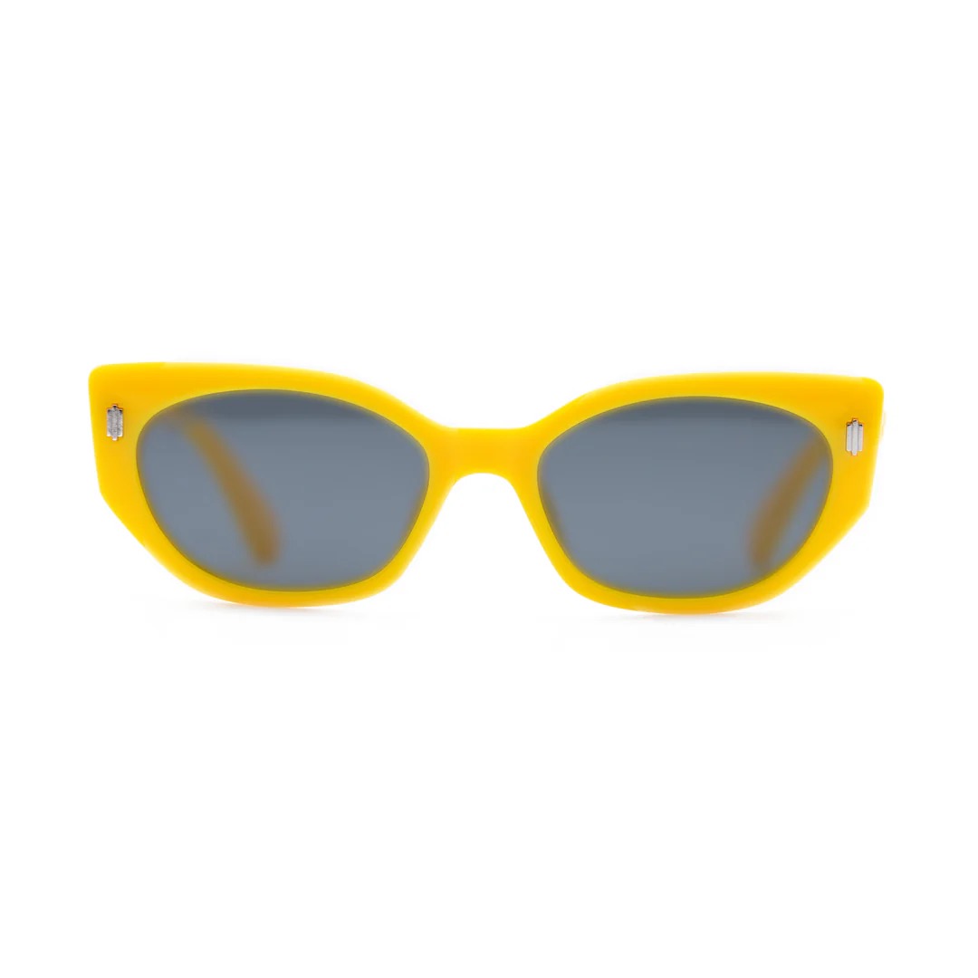 imagen-209 <strong>Un soplo de energía retro, audacia y protección absoluta.</strong> Estas gafas de sol destacan por su silueta geométrica de estilo cat-eye afilado en un vibrante y magnético color amarillo de acabado mate. Equipadas con <strong>lentes polarizadas, protección UV400 y categoría 3</strong>, combinan sus lentes oscuras de alta nitidez con sutiles detalles plateados en el frontal. El accesorio perfecto para romper con la monotonía, iluminar el rostro y añadir un toque retro-chic lleno de frescura a cualquier look mientras cuidas tu salud visual. Alabama Shop