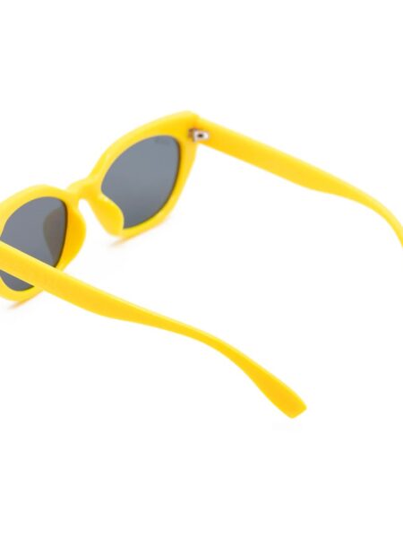 GAFAS DE SOL FLY SUNFLOWER 6 <strong>Un soplo de energía retro, audacia y protección absoluta.</strong> Estas gafas de sol destacan por su silueta geométrica de estilo cat-eye afilado en un vibrante y magnético color amarillo de acabado mate. Equipadas con <strong>lentes polarizadas, protección UV400 y categoría 3</strong>, combinan sus lentes oscuras de alta nitidez con sutiles detalles plateados en el frontal. El accesorio perfecto para romper con la monotonía, iluminar el rostro y añadir un toque retro-chic lleno de frescura a cualquier look mientras cuidas tu salud visual. Alabama Shop