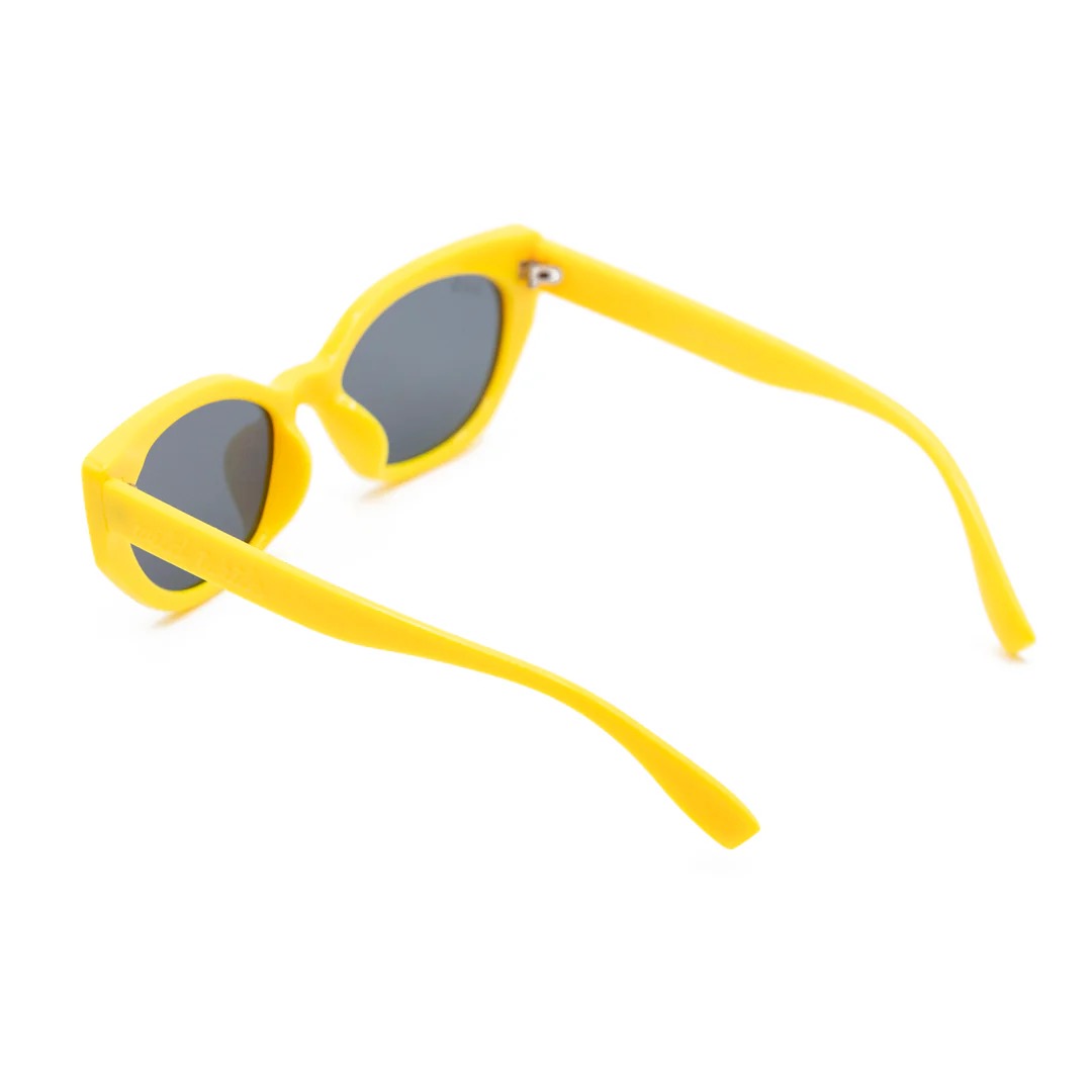 imagen-210 <strong>Un soplo de energía retro, audacia y protección absoluta.</strong> Estas gafas de sol destacan por su silueta geométrica de estilo cat-eye afilado en un vibrante y magnético color amarillo de acabado mate. Equipadas con <strong>lentes polarizadas, protección UV400 y categoría 3</strong>, combinan sus lentes oscuras de alta nitidez con sutiles detalles plateados en el frontal. El accesorio perfecto para romper con la monotonía, iluminar el rostro y añadir un toque retro-chic lleno de frescura a cualquier look mientras cuidas tu salud visual. Alabama Shop
