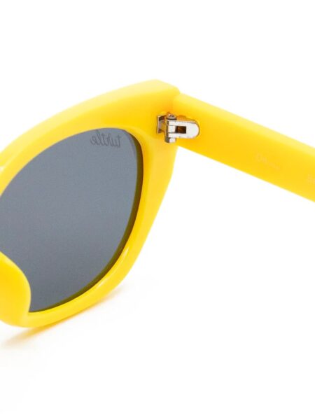 GAFAS DE SOL FLY SUNFLOWER 5 <strong>Un soplo de energía retro, audacia y protección absoluta.</strong> Estas gafas de sol destacan por su silueta geométrica de estilo cat-eye afilado en un vibrante y magnético color amarillo de acabado mate. Equipadas con <strong>lentes polarizadas, protección UV400 y categoría 3</strong>, combinan sus lentes oscuras de alta nitidez con sutiles detalles plateados en el frontal. El accesorio perfecto para romper con la monotonía, iluminar el rostro y añadir un toque retro-chic lleno de frescura a cualquier look mientras cuidas tu salud visual. Alabama Shop