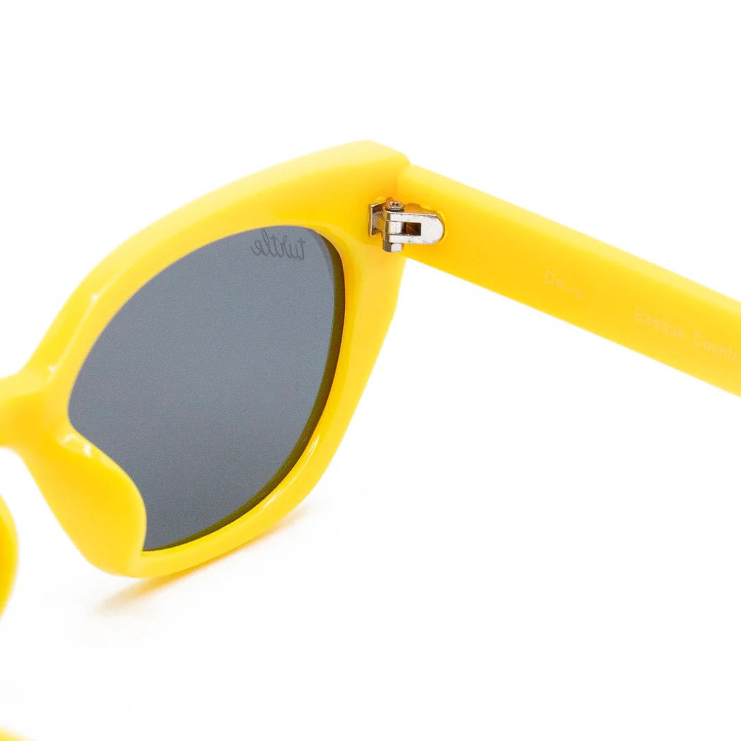 imagen-211 <strong>Un soplo de energía retro, audacia y protección absoluta.</strong> Estas gafas de sol destacan por su silueta geométrica de estilo cat-eye afilado en un vibrante y magnético color amarillo de acabado mate. Equipadas con <strong>lentes polarizadas, protección UV400 y categoría 3</strong>, combinan sus lentes oscuras de alta nitidez con sutiles detalles plateados en el frontal. El accesorio perfecto para romper con la monotonía, iluminar el rostro y añadir un toque retro-chic lleno de frescura a cualquier look mientras cuidas tu salud visual. Alabama Shop