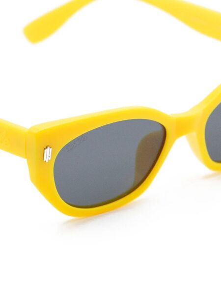 GAFAS DE SOL FLY SUNFLOWER 4 <strong>Un soplo de energía retro, audacia y protección absoluta.</strong> Estas gafas de sol destacan por su silueta geométrica de estilo cat-eye afilado en un vibrante y magnético color amarillo de acabado mate. Equipadas con <strong>lentes polarizadas, protección UV400 y categoría 3</strong>, combinan sus lentes oscuras de alta nitidez con sutiles detalles plateados en el frontal. El accesorio perfecto para romper con la monotonía, iluminar el rostro y añadir un toque retro-chic lleno de frescura a cualquier look mientras cuidas tu salud visual. Alabama Shop