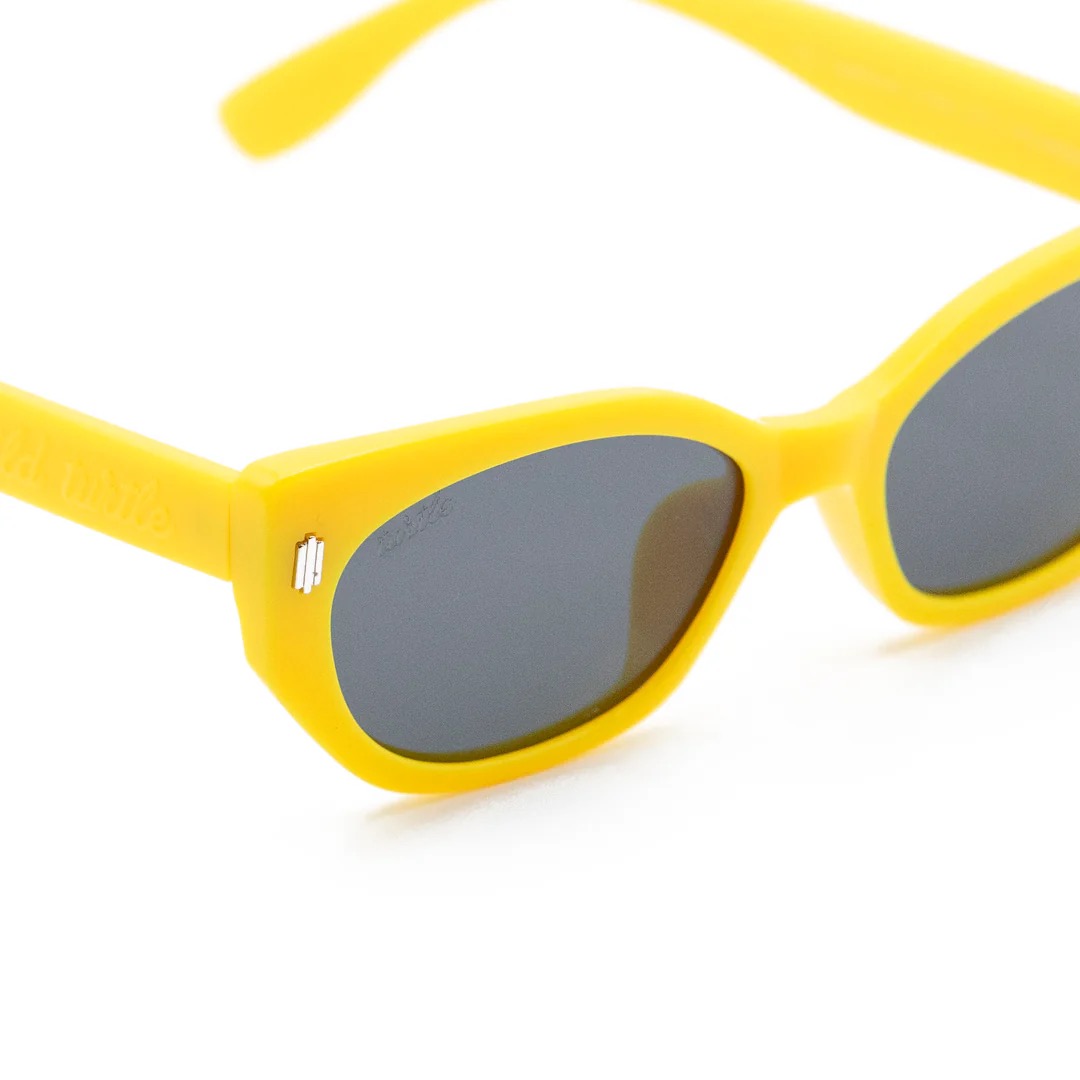 imagen-212 <strong>Un soplo de energía retro, audacia y protección absoluta.</strong> Estas gafas de sol destacan por su silueta geométrica de estilo cat-eye afilado en un vibrante y magnético color amarillo de acabado mate. Equipadas con <strong>lentes polarizadas, protección UV400 y categoría 3</strong>, combinan sus lentes oscuras de alta nitidez con sutiles detalles plateados en el frontal. El accesorio perfecto para romper con la monotonía, iluminar el rostro y añadir un toque retro-chic lleno de frescura a cualquier look mientras cuidas tu salud visual. Alabama Shop