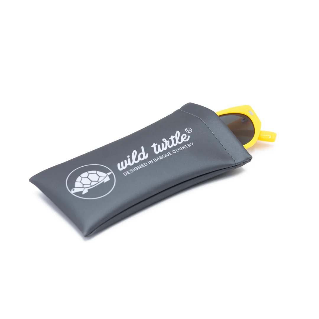 imagen-213 <strong>Un soplo de energía retro, audacia y protección absoluta.</strong> Estas gafas de sol destacan por su silueta geométrica de estilo cat-eye afilado en un vibrante y magnético color amarillo de acabado mate. Equipadas con <strong>lentes polarizadas, protección UV400 y categoría 3</strong>, combinan sus lentes oscuras de alta nitidez con sutiles detalles plateados en el frontal. El accesorio perfecto para romper con la monotonía, iluminar el rostro y añadir un toque retro-chic lleno de frescura a cualquier look mientras cuidas tu salud visual. Alabama Shop