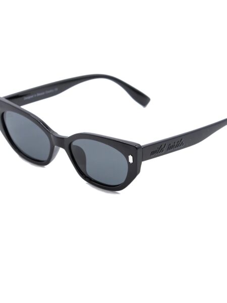 <strong>elegancia vanguardista y protección absoluta.</strong> El modelo <strong>Fly LOCCO</strong> redefine el estilo con su silueta geométrica de inspiración cat-eye afilada y un acabado negro brillante con mucha fuerza. Equipadas con <strong>lentes polarizadas, protección UV400 y categoría 3</strong>, combinan unos cristales oscuros de gran nitidez con sutiles detalles plateados en el frontal. El accesorio definitivo para quienes buscan una mirada audaz, con un toque retro-futurista e impecable seguridad visual. Alabama Shop