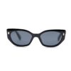 <strong>Un soplo de energía retro, audacia y protección absoluta.</strong> Estas gafas de sol destacan por su silueta geométrica de estilo cat-eye afilado en un vibrante y magnético color amarillo de acabado mate. Equipadas con <strong>lentes polarizadas, protección UV400 y categoría 3</strong>, combinan sus lentes oscuras de alta nitidez con sutiles detalles plateados en el frontal. El accesorio perfecto para romper con la monotonía, iluminar el rostro y añadir un toque retro-chic lleno de frescura a cualquier look mientras cuidas tu salud visual. Alabama Shop