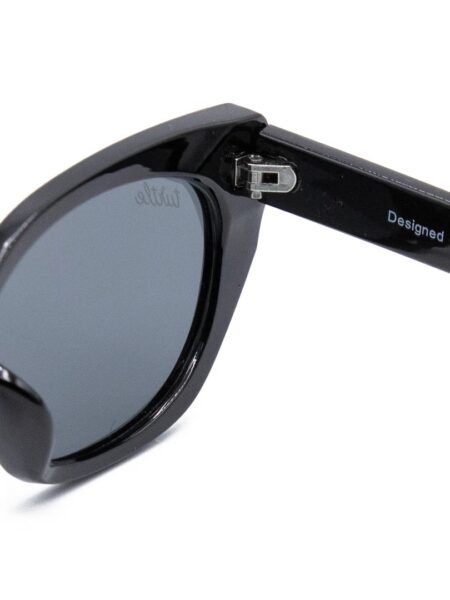 <strong>elegancia vanguardista y protección absoluta.</strong> El modelo <strong>Fly LOCCO</strong> redefine el estilo con su silueta geométrica de inspiración cat-eye afilada y un acabado negro brillante con mucha fuerza. Equipadas con <strong>lentes polarizadas, protección UV400 y categoría 3</strong>, combinan unos cristales oscuros de gran nitidez con sutiles detalles plateados en el frontal. El accesorio definitivo para quienes buscan una mirada audaz, con un toque retro-futurista e impecable seguridad visual. Alabama Shop