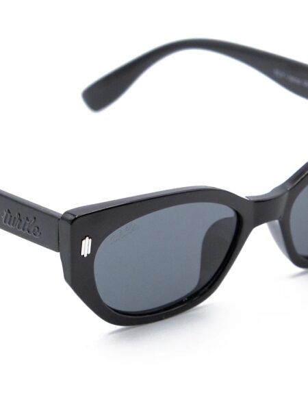 <strong>elegancia vanguardista y protección absoluta.</strong> El modelo <strong>Fly LOCCO</strong> redefine el estilo con su silueta geométrica de inspiración cat-eye afilada y un acabado negro brillante con mucha fuerza. Equipadas con <strong>lentes polarizadas, protección UV400 y categoría 3</strong>, combinan unos cristales oscuros de gran nitidez con sutiles detalles plateados en el frontal. El accesorio definitivo para quienes buscan una mirada audaz, con un toque retro-futurista e impecable seguridad visual. Alabama Shop