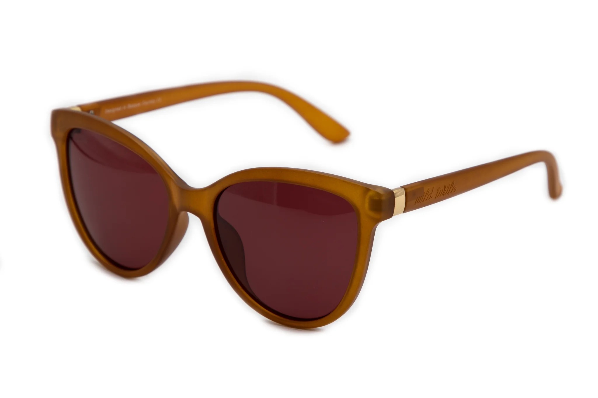 imagen-227 <strong>Personalidad, calidez y protección absoluta.</strong> Las gafas de sol Lady Kahlo destacan por su carismática silueta de inspiración cat-eye en un favorecedor tono ámbar traslúcido de acabado mate. Equipadas con <strong>lentes polarizadas, protección UV400 y categoría 3</strong>, este modelo combina unos cristales en tono marrón rojizo con un sutil detalle dorado en la patilla. El accesorio ideal para aportar luz al rostro y un toque boho-chic único a cualquier look, cuidando al máximo tu salud visual. Alabama Shop