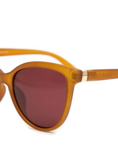 GAFAS DE SOL LADY KAHLO 9 <strong>Personalidad, calidez y protección absoluta.</strong> Las gafas de sol Lady Kahlo destacan por su carismática silueta de inspiración cat-eye en un favorecedor tono ámbar traslúcido de acabado mate. Equipadas con <strong>lentes polarizadas, protección UV400 y categoría 3</strong>, este modelo combina unos cristales en tono marrón rojizo con un sutil detalle dorado en la patilla. El accesorio ideal para aportar luz al rostro y un toque boho-chic único a cualquier look, cuidando al máximo tu salud visual. Alabama Shop