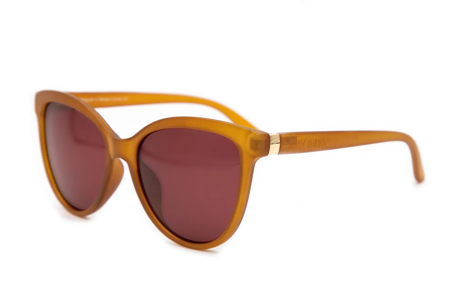 imagen-228 <strong>Personalidad, calidez y protección absoluta.</strong> Las gafas de sol Lady Kahlo destacan por su carismática silueta de inspiración cat-eye en un favorecedor tono ámbar traslúcido de acabado mate. Equipadas con <strong>lentes polarizadas, protección UV400 y categoría 3</strong>, este modelo combina unos cristales en tono marrón rojizo con un sutil detalle dorado en la patilla. El accesorio ideal para aportar luz al rostro y un toque boho-chic único a cualquier look, cuidando al máximo tu salud visual. Alabama Shop