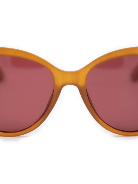 GAFAS DE SOL LADY KAHLO 5 <strong>Personalidad, calidez y protección absoluta.</strong> Las gafas de sol Lady Kahlo destacan por su carismática silueta de inspiración cat-eye en un favorecedor tono ámbar traslúcido de acabado mate. Equipadas con <strong>lentes polarizadas, protección UV400 y categoría 3</strong>, este modelo combina unos cristales en tono marrón rojizo con un sutil detalle dorado en la patilla. El accesorio ideal para aportar luz al rostro y un toque boho-chic único a cualquier look, cuidando al máximo tu salud visual. Alabama Shop