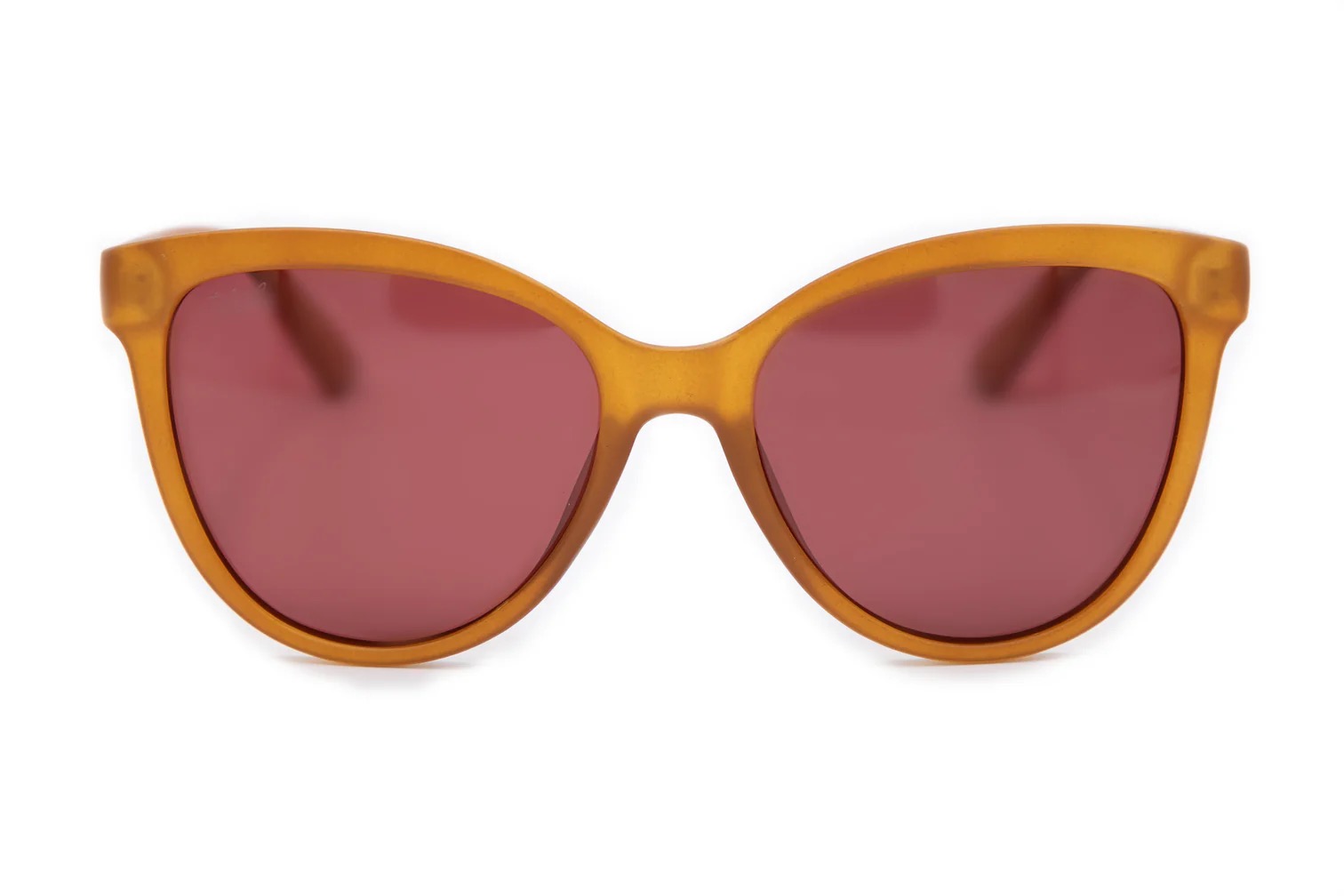 imagen-229 <strong>Personalidad, calidez y protección absoluta.</strong> Las gafas de sol Lady Kahlo destacan por su carismática silueta de inspiración cat-eye en un favorecedor tono ámbar traslúcido de acabado mate. Equipadas con <strong>lentes polarizadas, protección UV400 y categoría 3</strong>, este modelo combina unos cristales en tono marrón rojizo con un sutil detalle dorado en la patilla. El accesorio ideal para aportar luz al rostro y un toque boho-chic único a cualquier look, cuidando al máximo tu salud visual. Alabama Shop