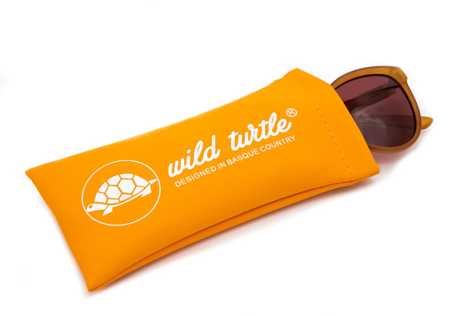 imagen-230 <strong>Personalidad, calidez y protección absoluta.</strong> Las gafas de sol Lady Kahlo destacan por su carismática silueta de inspiración cat-eye en un favorecedor tono ámbar traslúcido de acabado mate. Equipadas con <strong>lentes polarizadas, protección UV400 y categoría 3</strong>, este modelo combina unos cristales en tono marrón rojizo con un sutil detalle dorado en la patilla. El accesorio ideal para aportar luz al rostro y un toque boho-chic único a cualquier look, cuidando al máximo tu salud visual. Alabama Shop