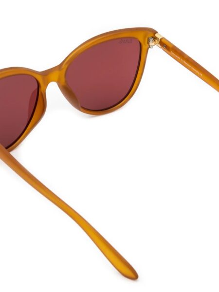 GAFAS DE SOL LADY KAHLO 8 <strong>Personalidad, calidez y protección absoluta.</strong> Las gafas de sol Lady Kahlo destacan por su carismática silueta de inspiración cat-eye en un favorecedor tono ámbar traslúcido de acabado mate. Equipadas con <strong>lentes polarizadas, protección UV400 y categoría 3</strong>, este modelo combina unos cristales en tono marrón rojizo con un sutil detalle dorado en la patilla. El accesorio ideal para aportar luz al rostro y un toque boho-chic único a cualquier look, cuidando al máximo tu salud visual. Alabama Shop