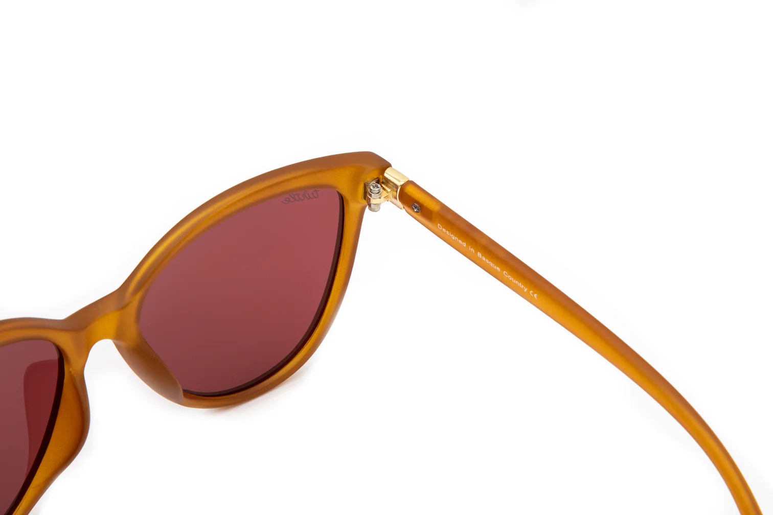 imagen-232 <strong>Personalidad, calidez y protección absoluta.</strong> Las gafas de sol Lady Kahlo destacan por su carismática silueta de inspiración cat-eye en un favorecedor tono ámbar traslúcido de acabado mate. Equipadas con <strong>lentes polarizadas, protección UV400 y categoría 3</strong>, este modelo combina unos cristales en tono marrón rojizo con un sutil detalle dorado en la patilla. El accesorio ideal para aportar luz al rostro y un toque boho-chic único a cualquier look, cuidando al máximo tu salud visual. Alabama Shop