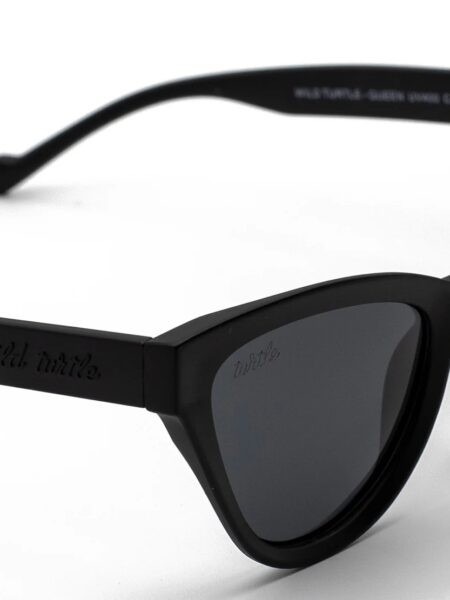 <div class="product-short-description"> Gafas de sol <strong>polarizadas</strong> con silueta Cat Eye extrema y acabado <strong>negro mate</strong> integral. Diseño ligero de policarbonato, protección UV400 y categoría 3. Sofisticación minimalista diseñada en San Sebastián. </div> &nbsp; PLAZO DE ENTREGA: 3-5 días. &nbsp; Alabama Shop