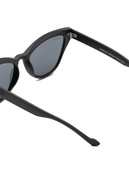 <div class="product-short-description"> Gafas de sol <strong>polarizadas</strong> con silueta Cat Eye extrema y acabado <strong>negro mate</strong> integral. Diseño ligero de policarbonato, protección UV400 y categoría 3. Sofisticación minimalista diseñada en San Sebastián. </div> &nbsp; PLAZO DE ENTREGA: 3-5 días. &nbsp; Alabama Shop