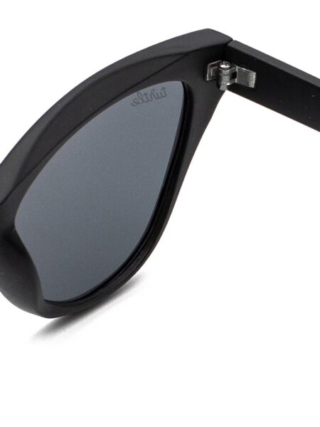 <div class="product-short-description"> Gafas de sol <strong>polarizadas</strong> con silueta Cat Eye extrema y acabado <strong>negro mate</strong> integral. Diseño ligero de policarbonato, protección UV400 y categoría 3. Sofisticación minimalista diseñada en San Sebastián. </div> &nbsp; PLAZO DE ENTREGA: 3-5 días. &nbsp; Alabama Shop