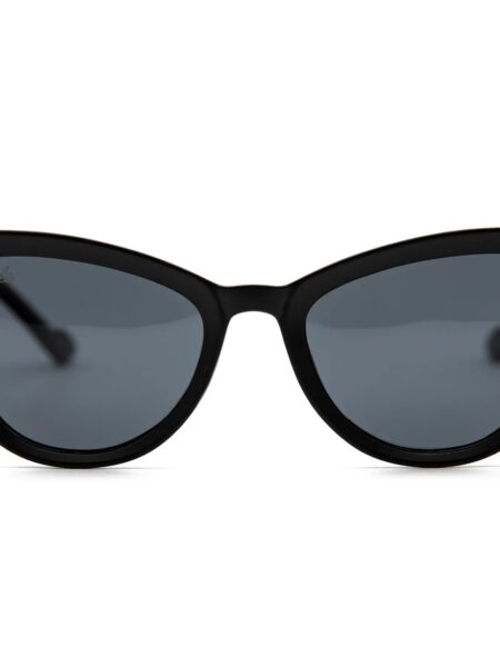 <div class="product-short-description"> Gafas de sol <strong>polarizadas</strong> con silueta Cat Eye extrema y acabado <strong>negro mate</strong> integral. Diseño ligero de policarbonato, protección UV400 y categoría 3. Sofisticación minimalista diseñada en San Sebastián. </div> &nbsp; PLAZO DE ENTREGA: 3-5 días. &nbsp; Alabama Shop