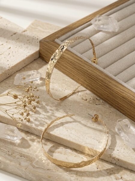 pendientes dorados aro relieve