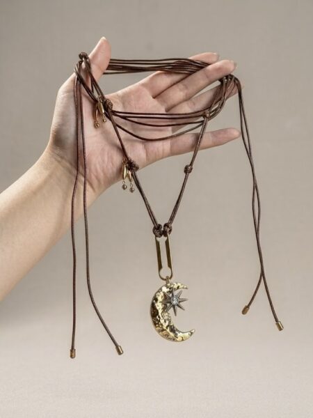 <b data-path-to-node="5" data-index-in-node="0">Collar Boho Luna y Estrella - Diseño Artesanal Multicapa</b> Añade un toque celestial a tu estilo con este collar de cordones múltiples y colgante de luna martillada. Un diseño de aire místico y bohemio con detalles en oro envejecido y estrella brillante, ideal para combinar con texturas naturales y looks relajados. Alabama Shop