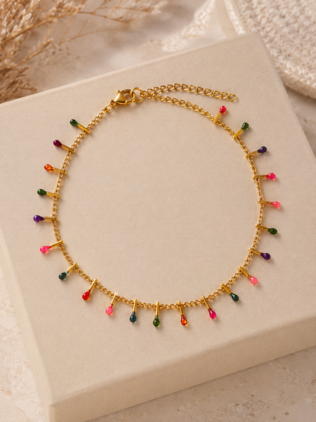 TOBILLERA SUMMER DROPS 4 La tobillera más divertida y colorida del verano ✨ Una cadena dorada de acero con pequeños charms multicolor que aporta un toque alegre, original y muy especial a cualquier look. Perfecta para llevar con sandalias, descalza en la playa o combinada con otras tobilleras para un estilo más boho. Tobillera dorada con detalles multicolor Largo ajustable: 20 cm + 5 cm Ancho aproximado: 6 mm Peso: 3 g Cierre de mosquetón Ligera, cómoda y fácil de combinar Alabama Shop