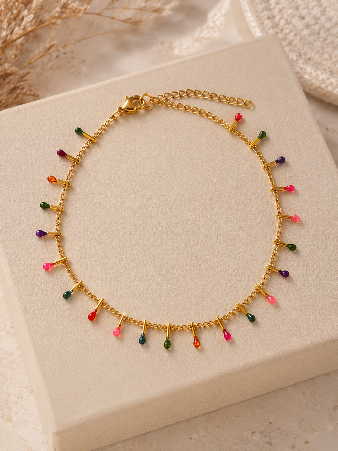 a7ea0d1d-f984-475e-a826-46351f2ade11 La tobillera más divertida y colorida del verano ✨ Una cadena dorada de acero con pequeños charms multicolor que aporta un toque alegre, original y muy especial a cualquier look. Perfecta para llevar con sandalias, descalza en la playa o combinada con otras tobilleras para un estilo más boho. Tobillera dorada con detalles multicolor Largo ajustable: 20 cm + 5 cm Ancho aproximado: 6 mm Peso: 3 g Cierre de mosquetón Ligera, cómoda y fácil de combinar Alabama Shop