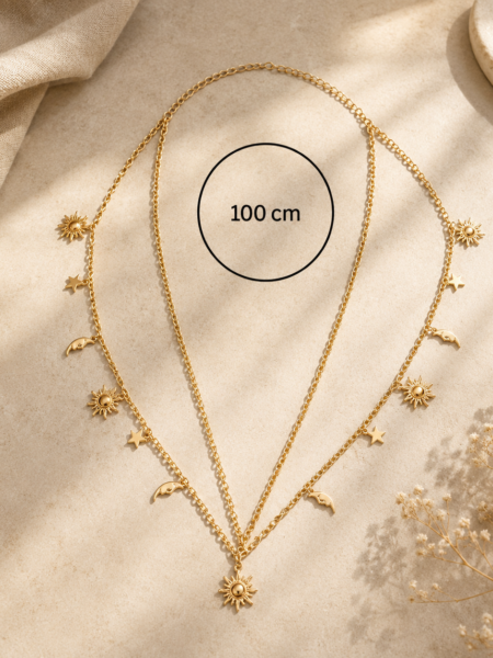 CINTURÓN COSMOS DORADO 3 Cinturón joya dorado de estilo boho chic con charms de soles, lunas y estrellas. Un accesorio especial que transforma cualquier look y aporta un toque elegante, relajado y lleno de personalidad. Ideal para vestidos, monos o looks de verano. Medida: 100 cm. Alabama Shop