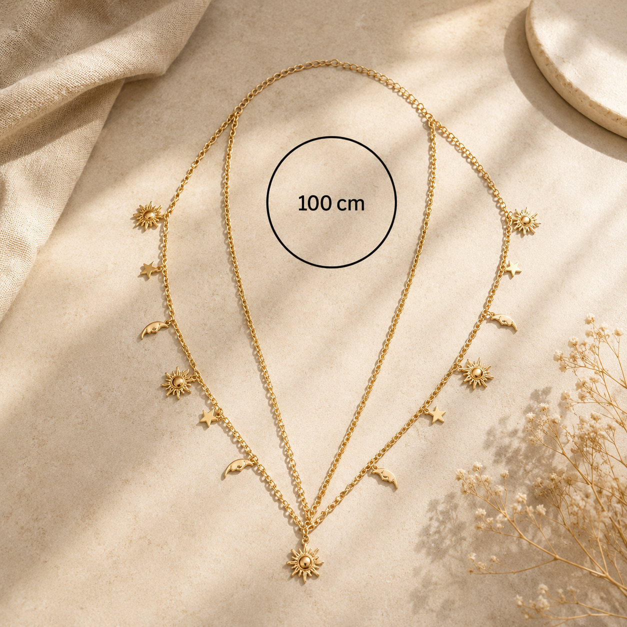 b334e25a-0b2e-48da-bee9-4a0789f52f3a Cinturón joya dorado de estilo boho chic con charms de soles, lunas y estrellas. Un accesorio especial que transforma cualquier look y aporta un toque elegante, relajado y lleno de personalidad. Ideal para vestidos, monos o looks de verano. Medida: 100 cm. Alabama Shop