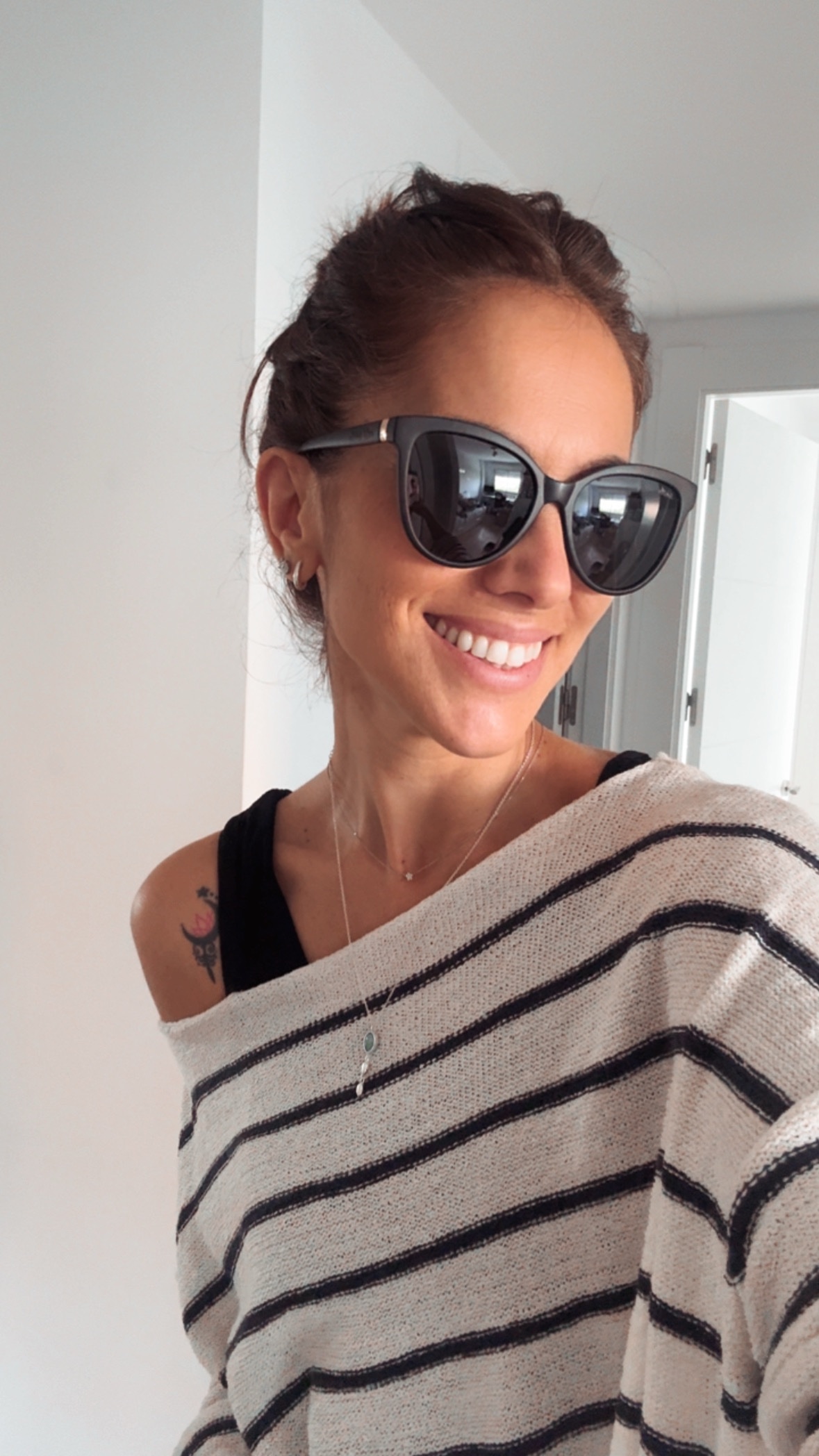 eid523103749888044cameraposition2-26 <strong>Elegancia atemporal y máxima protección.</strong> Las gafas de sol Lady Chanel combinan una silueta de inspiración cat-eye en acabado negro mate con la más alta tecnología óptica. Equipadas con <strong>lentes polarizadas, protección UV400 y categoría 3</strong>, reducen los reflejos molestos y garantizan una visión nítida y segura, convirtiéndose en el accesorio sofisticado ideal para cuidar tu mirada a diario. Alabama Shop