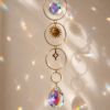 Móvil de refracción solar: Ginkgo ✨ Un atrapasol elegante y delicado que llena tu hogar de reflejos arcoíris y luz cálida. Sus cristales facetados y detalles dorados inspirados en la hoja de ginkgo crean un efecto luminoso precioso cuando reciben la luz del sol. Perfecto para decorar ventanas, rincones boho y espacios slow living. Alabama Shop