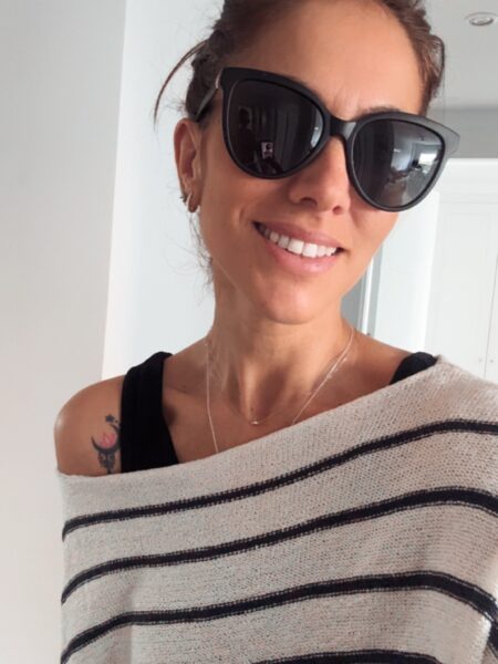GAFAS DE SOL LADY CHANEL 4 <strong>Elegancia atemporal y máxima protección.</strong> Las gafas de sol Lady Chanel combinan una silueta de inspiración cat-eye en acabado negro mate con la más alta tecnología óptica. Equipadas con <strong>lentes polarizadas, protección UV400 y categoría 3</strong>, reducen los reflejos molestos y garantizan una visión nítida y segura, convirtiéndose en el accesorio sofisticado ideal para cuidar tu mirada a diario. Alabama Shop