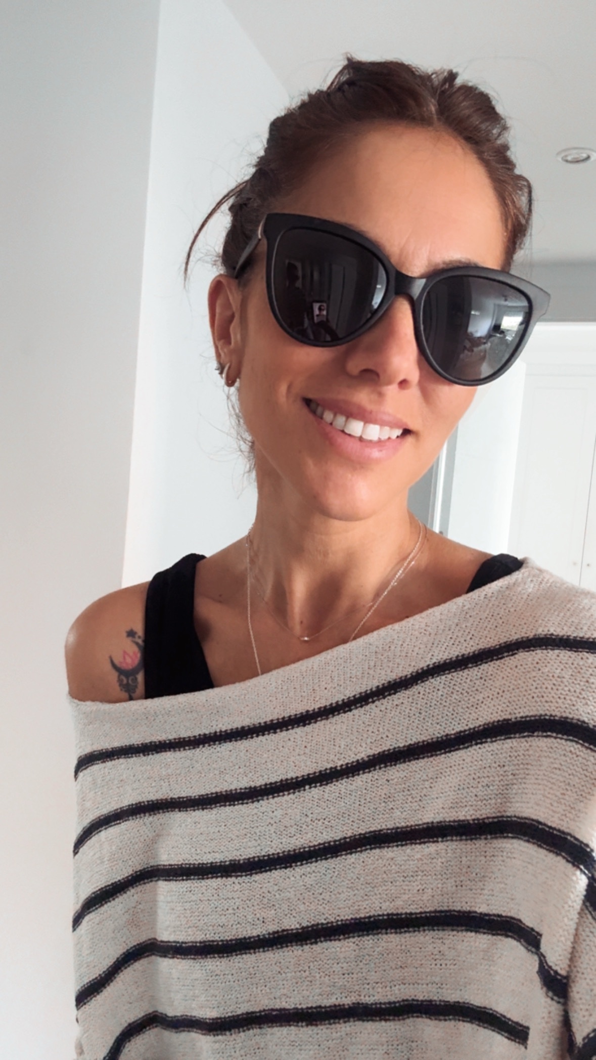 eid523103749888044cameraposition2-24 <strong>Elegancia atemporal y máxima protección.</strong> Las gafas de sol Lady Chanel combinan una silueta de inspiración cat-eye en acabado negro mate con la más alta tecnología óptica. Equipadas con <strong>lentes polarizadas, protección UV400 y categoría 3</strong>, reducen los reflejos molestos y garantizan una visión nítida y segura, convirtiéndose en el accesorio sofisticado ideal para cuidar tu mirada a diario. Alabama Shop