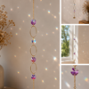 Móvil de refracción solar: Sol de Aura ✨ Un atrapasol delicado y luminoso diseñado para llenar tu hogar de reflejos arcoíris y energía bonita. Su diseño combina círculos dorados, un pequeño sol y cristales facetados que capturan la luz natural creando destellos mágicos y relajantes. Perfecto para ventanas, rincones boho y espacios slow living. Alabama Shop