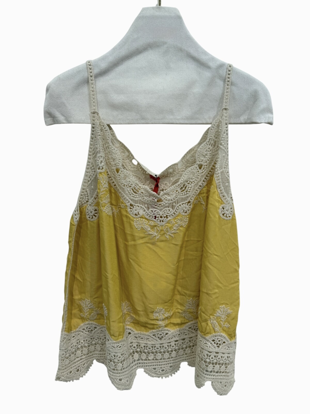 debardeur_jaune_69d8d93eac7c0 <p><strong>Top Lencero Boho-Chic con Encaje y Crochet - Amarillo Mostaza</strong> Ilumina tu look con este top de tirantes fino que combina frescura y romanticismo. Confeccionado en un tejido ligero color amarillo vibrante, destaca por sus delicados acabados en encaje blanco y detalles de crochet tanto en el escote como en el bajo. Un diseño femenino de estilo bohemio ideal para combinar con shorts o vaqueros este verano.</p><p>Talla única.</p><p>100% algodón</p> Alabama Shop