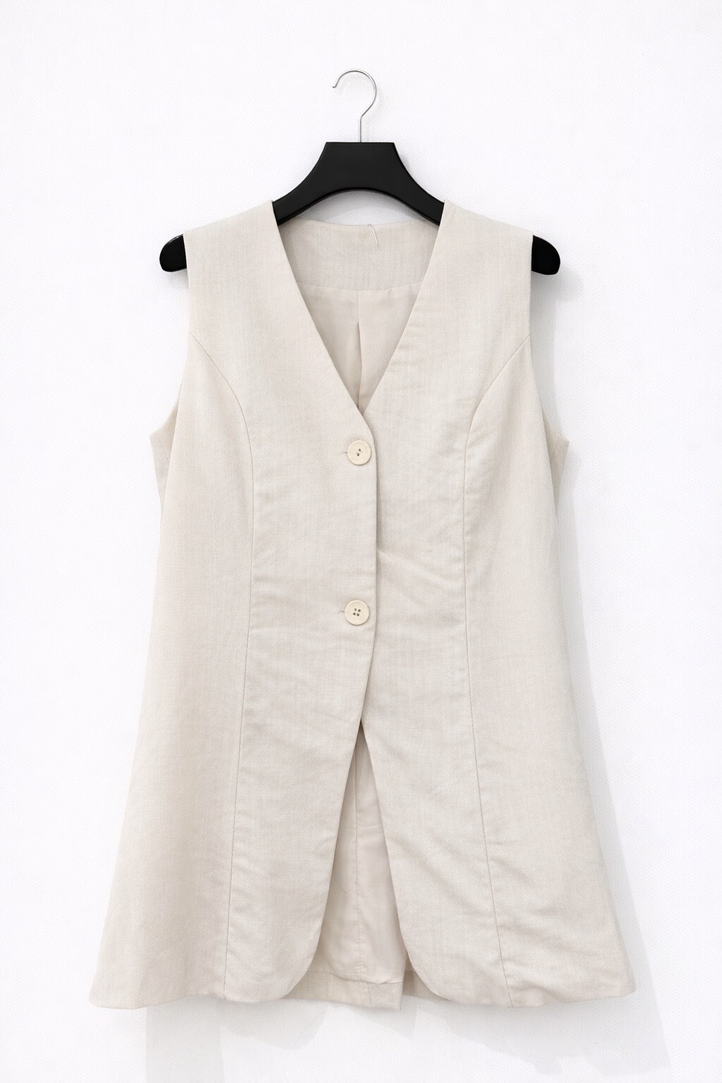 gilet-sans-manches-structure-a-boutons_beige_69da5b945d4f5 <strong>Chaleco Estructurado de Algodón con Botones - Beige</strong> Completa tu fondo de armario con este chaleco sastre de estilo rústico. Confeccionado en 100% algodón de alta calidad, destaca por su tejido estructurado con textura y su diseño elegante con cierre de botones frontales. Una prenda versátil, totalmente forrada, perfecta para llevar sola o en capas. Alabama Shop