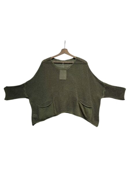 Añade un toque romántico y relajado a tu armario con nuestro suéter calado verde oliva en diseño oversize. Confeccionado en una mezcla equilibrada de algodón y acrílico, ofrece suavidad y frescura ideal para el entretiempo. Su patrón de red tipo "mesh" y corte amplio lo convierten en la prenda perfecta para combinar sobre tops o vestidos. Versátil, cómodo y favorecedor para tallas de la 36 a la 42. Alabama Shop