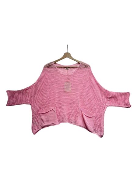 Añade un toque romántico y relajado a tu armario con nuestro suéter calado rosa en diseño oversize. Confeccionado en una mezcla equilibrada de algodón y acrílico, ofrece suavidad y frescura ideal para el entretiempo. Su patrón de red tipo "mesh" y corte amplio lo convierten en la prenda perfecta para combinar sobre tops o vestidos. Versátil, cómodo y favorecedor para tallas de la 36 a la 42. Alabama Shop