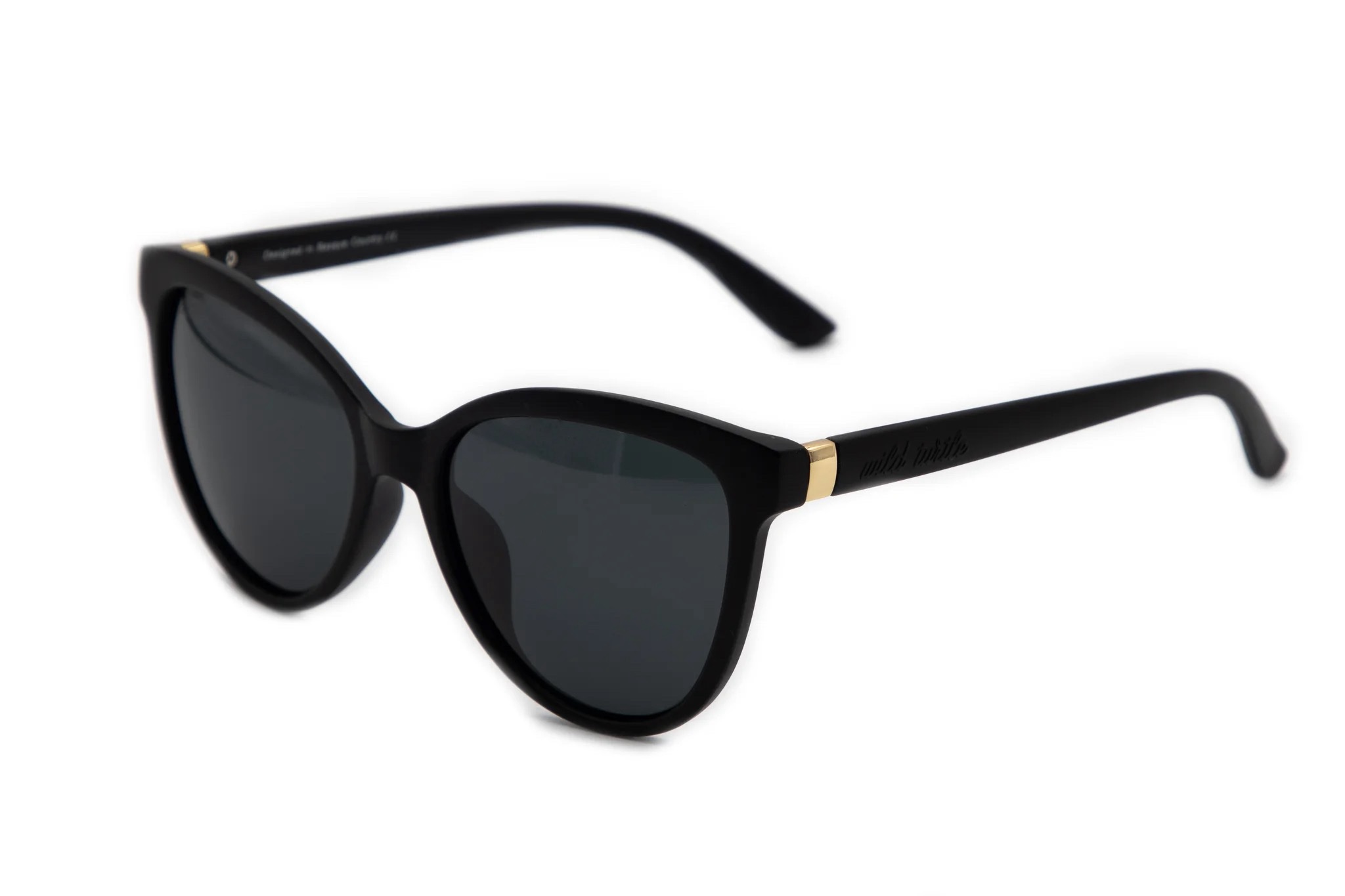 imagen-220-2 <strong>Elegancia atemporal y máxima protección.</strong> Las gafas de sol Lady Chanel combinan una silueta de inspiración cat-eye en acabado negro mate con la más alta tecnología óptica. Equipadas con <strong>lentes polarizadas, protección UV400 y categoría 3</strong>, reducen los reflejos molestos y garantizan una visión nítida y segura, convirtiéndose en el accesorio sofisticado ideal para cuidar tu mirada a diario. Alabama Shop