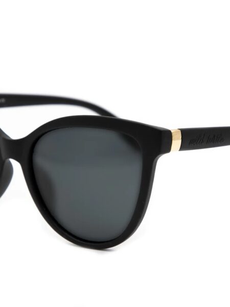 GAFAS DE SOL LADY CHANEL 9 <strong>Elegancia atemporal y máxima protección.</strong> Las gafas de sol Lady Chanel combinan una silueta de inspiración cat-eye en acabado negro mate con la más alta tecnología óptica. Equipadas con <strong>lentes polarizadas, protección UV400 y categoría 3</strong>, reducen los reflejos molestos y garantizan una visión nítida y segura, convirtiéndose en el accesorio sofisticado ideal para cuidar tu mirada a diario. Alabama Shop