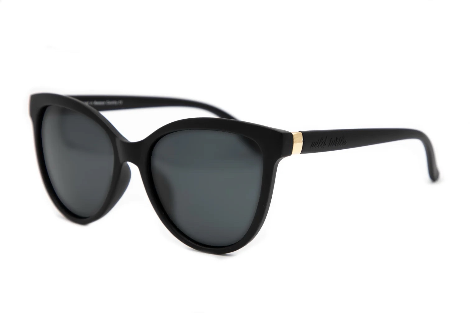 imagen-222-2 <strong>Elegancia atemporal y máxima protección.</strong> Las gafas de sol Lady Chanel combinan una silueta de inspiración cat-eye en acabado negro mate con la más alta tecnología óptica. Equipadas con <strong>lentes polarizadas, protección UV400 y categoría 3</strong>, reducen los reflejos molestos y garantizan una visión nítida y segura, convirtiéndose en el accesorio sofisticado ideal para cuidar tu mirada a diario. Alabama Shop